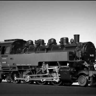 Locomotives à vapeur en noir et blanc